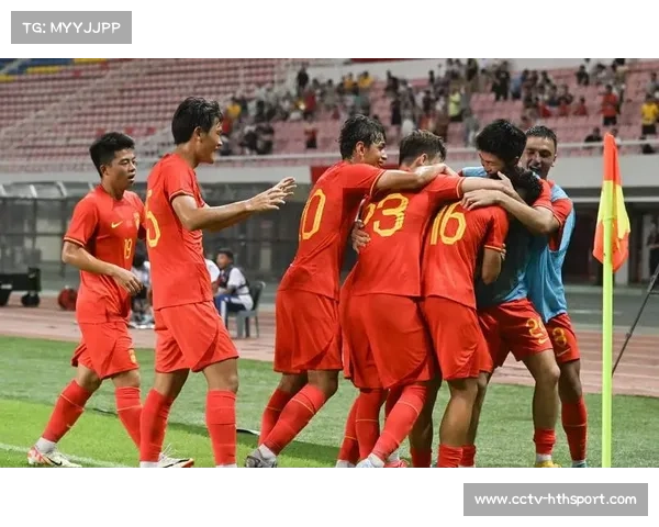 越南球迷庆祝河内公安绝杀国安，主场气氛热烈